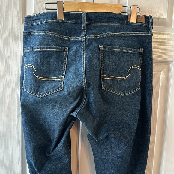 Women’s Levi Jeans - Picture 4 of 6